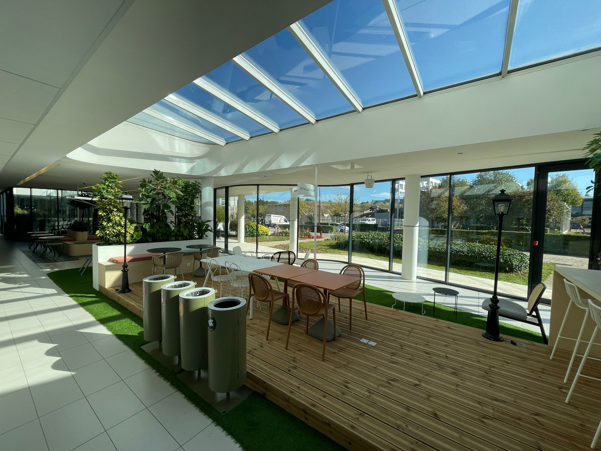 Un hall d’accueil transformé en espace de vie fluide et convivial