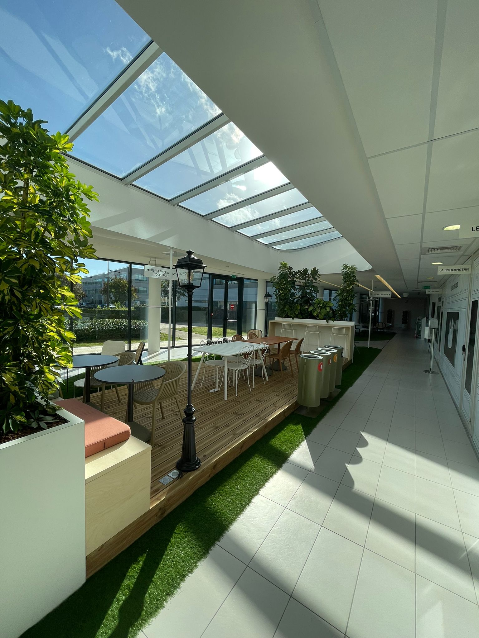 Un hall d’accueil transformé en espace de vie fluide et convivial