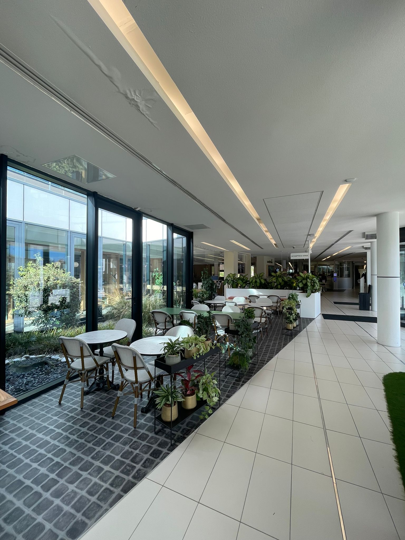 Un hall d’accueil transformé en espace de vie fluide et convivial