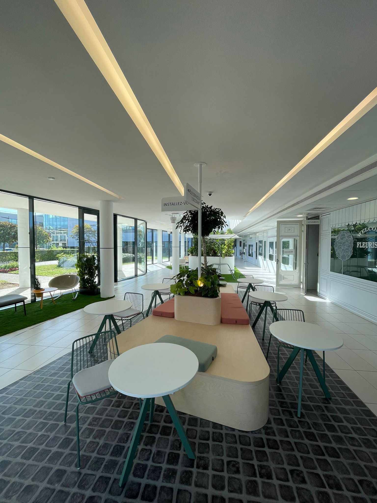 Un hall d’accueil transformé en espace de vie fluide et convivial