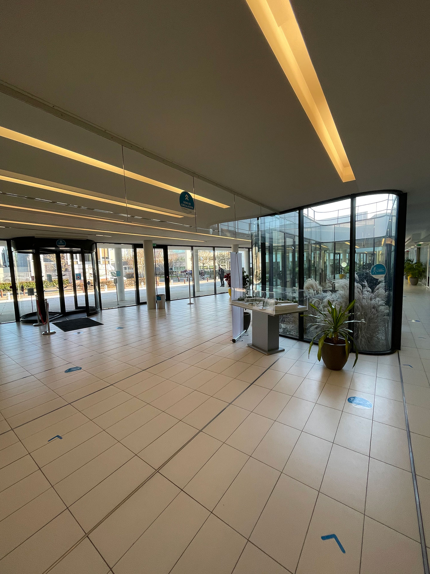 Un hall d’accueil transformé en espace de vie fluide et convivial